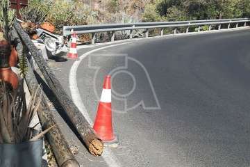 Luminaria en el suelo en la carretera de Lomo Magullo (Foto TA)
